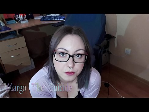 ❤️ 性感的眼镜女孩在镜头前深深地吸吮假阳具 ️❌ 自制毛片❤