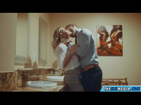 ❤️ 当一个胸大无脑的金发女郎在公共厕所里勾引你时 ️❌ 自制毛片❤